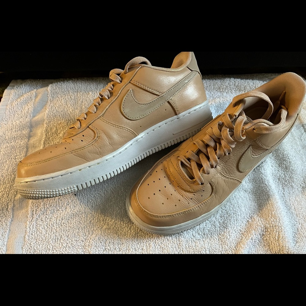 Mens Classic Nike Air Force Ones - tan, size 9.5